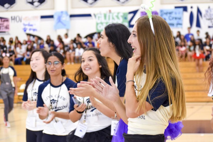 FORMING THE LINK: Link Crew provides a warm
welcome to incoming students on Freshman Kick-Off day.