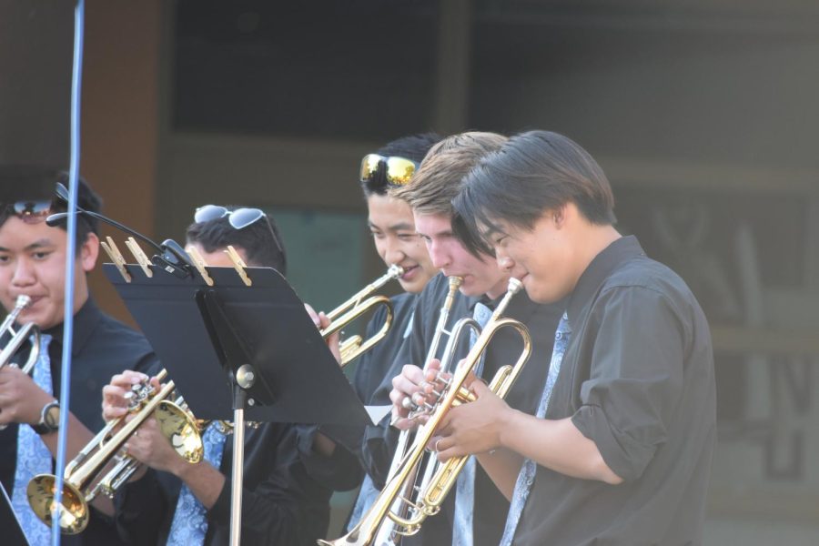 Seniors Ethan Chen, Liam Condy, and Luke Garcia joyfully perform as a part of Jazz 1 during the annual Jazz at the Oak event on May 13.