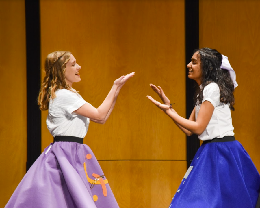 TREBLE MAKERS: Viva Cantar seniors Catie Jamieson and 
Aditi Kurup dance their hearts out to “Down, Down the Chimney.” (Ellie Chan)