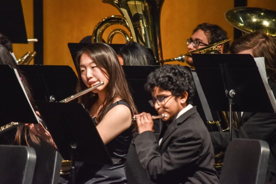 DEEPER MEANINGS: Wind Symphony flutist seniors Christy Han
(left) and Badrish Ananth (right) perform “Requiem for the Unarmed.”