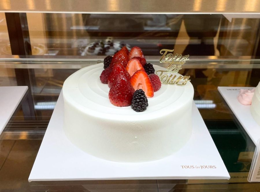 CLOUD CAKE: With fresh fruit and fluffy cream coating the cake, the“normal cloud cake” is the customers’ favorite. 