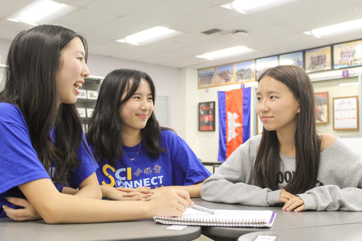 GUIDING MINDS: SciConnect Initiative instructor freshman Lydia Lo and co-founder junior Leanna Lo teach soph-
omore Jessica Zhou about the trophic pyramid using their student-created science curriculum for the Ecology event.