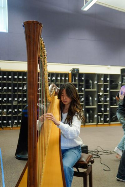 HARP TO HEART: Sophomore Bia Yoo practices the harp during lunch to prepare for Northwood’s winter instrumental concerts