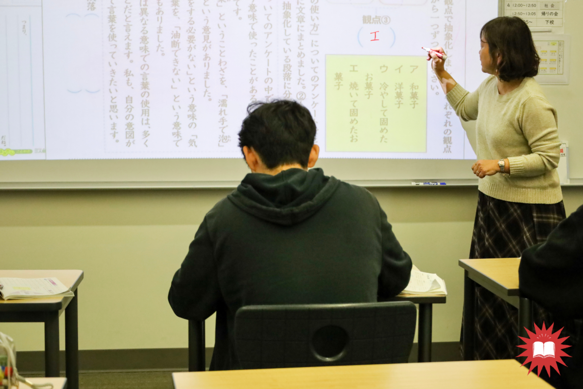 LEARNING IN LANGUAGE SCHOOLS: A Nishiyamato Academy of California teacher gives a lesson on
Japanese grammar to her eighth grade class, including Hiroki Tanaka, an IUSD student during weekdays.