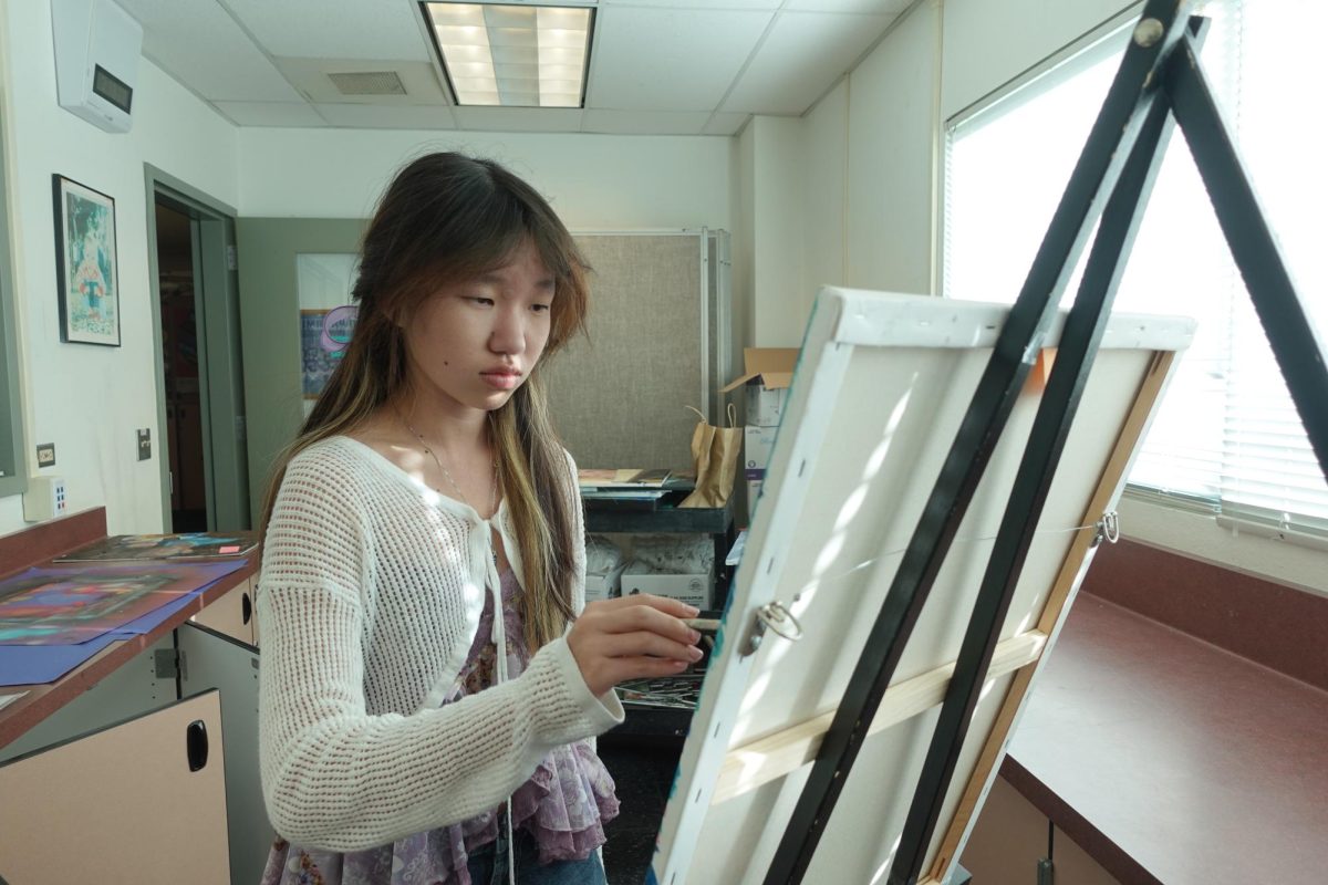 DEMONSTR-ART: Sophomore Ashley Zheng expressively paints her identity after school.